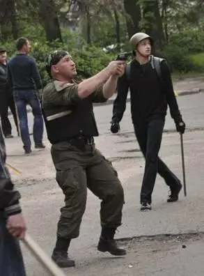 Бандеровец стреляет по людям в окнах Рассказывает Николь Поднимаюсь на 3й - фото 29