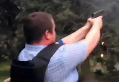 Сотник евромайдана Мыкола стреляет по людям в Доме профсоюзов К счастью на - фото 36