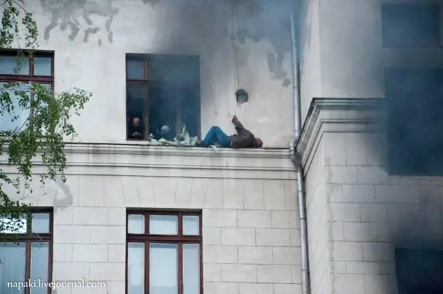Окна выходящие во внутренний дворик мужчина в надежде спастись лег на карниз - фото 46