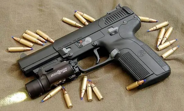 FN FiveseveN USG В 1996 году фирма FN представила свой новый пистолет под - фото 43