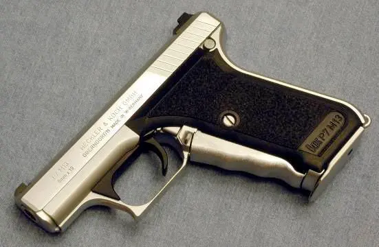 Heckler und Koch P7 M13 Снятие с затворной задержки производится нажатием на - фото 157