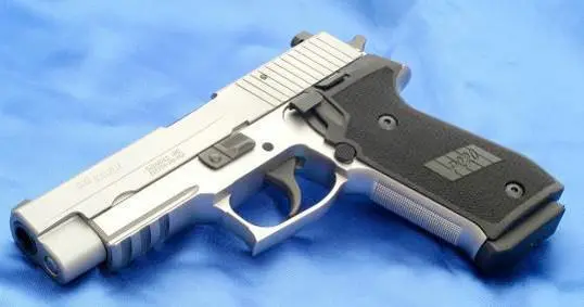 P220 ST калибра 45 ACP Рама производится из легкого сплава На нижней - фото 176