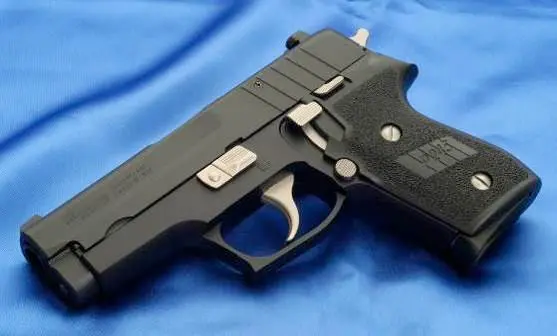 P245 Компактный пистолет P245 использующий патроны 45 ACP был создан - фото 188