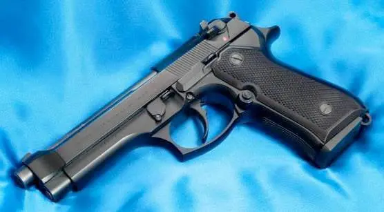 Beretta 92FS Пистолет Beretta 92FS является одним из самых известных и - фото 239