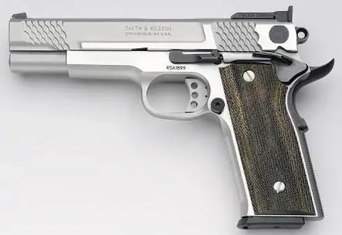 Пистолет Model 945 изготавливается отделением Performance Center компании - фото 425