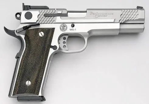 Пистолет Model 945 изготавливается отделением Performance Center компании - фото 426