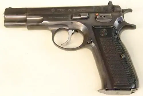 CZ 75 раннего выпуска Одним из наиболее известных боевых пистолетов мира - фото 520