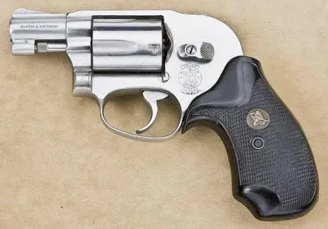 Револьвер компании Smith Wesson со скрытым курком и необычной формой рамы - фото 578
