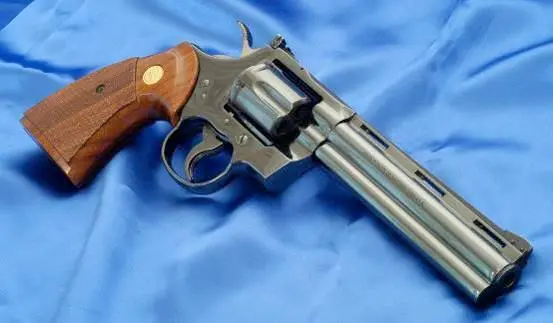 Качество исполнения этого вороненого Colt Python видно с первого взгляда Smith - фото 585