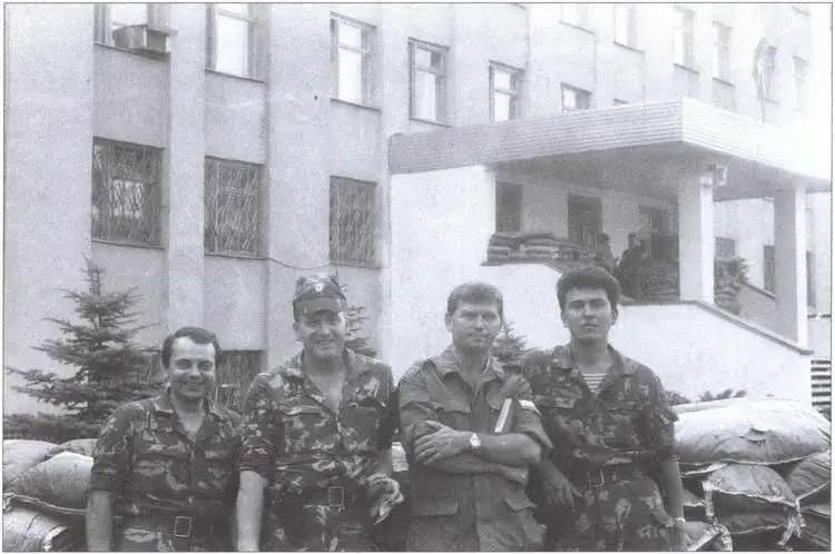 Офицеры у штаба 14й армии Тирасполь лето 1992 г Подвоз боеприпасов на - фото 20