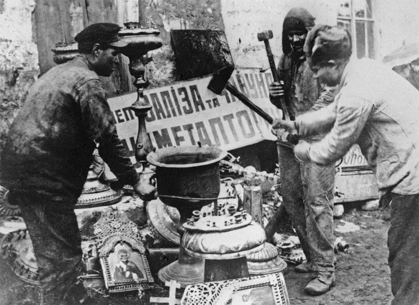 Рабочие харьковского завода превращают церковную утварь в металлолом 1930 г - фото 24