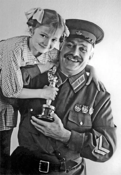 Никита Михалков с дочерью Надей после получения кинопремии Оскар в номинации - фото 33