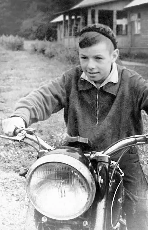Мечта любого мальчишки того времени прокатиться на мотоцикле Снимок сделан у - фото 56