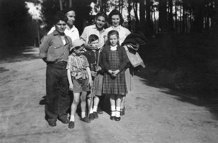С мамиными друзьями Бабушка и дедушка по маминой линии такие какими увидели - фото 76