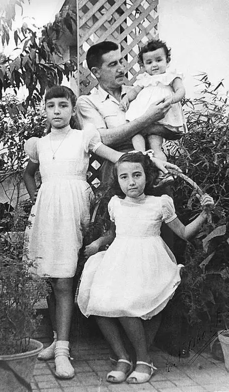 Мамин двоюродный брат с дочерьми Херманой названной в честь мамы и Пепи - фото 79