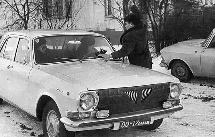 Урок зимнего вождения Отец руководит действиями сына Рядом Ирина А номер - фото 126
