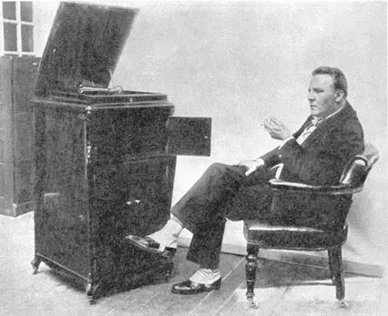 Рис 310Ф И Шаляпин у патефона 1913 год В СССР патефоны выпускались - фото 38
