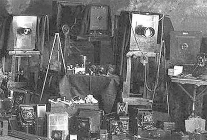 Рис 71Так выглядела фотоаппаратура XIX века Чтобы четко сфокусировать - фото 149