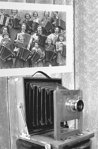 Рис 72Крупноформатные фотографические аппараты имели меха будто у гармоники - фото 150