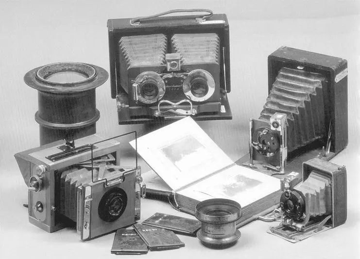 Рис 74Фотоаппараты и предметы фототехники Конец XIX начало XX века Рис - фото 152