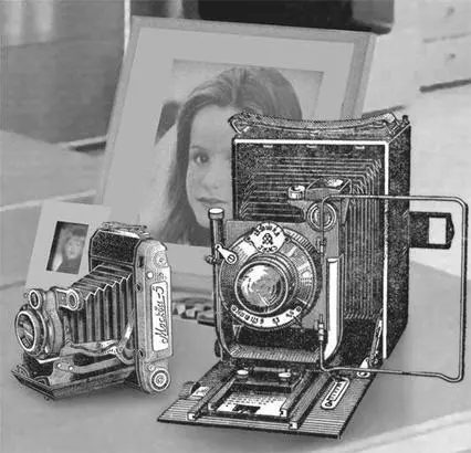 Рис 75Отечественные фотоаппараты Фотокор и Москва5 с мехом для наводки - фото 153