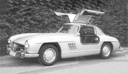 Рис 1031МерседесБенц 300SL с открывающимися вверх дверцами В ближайшем - фото 260