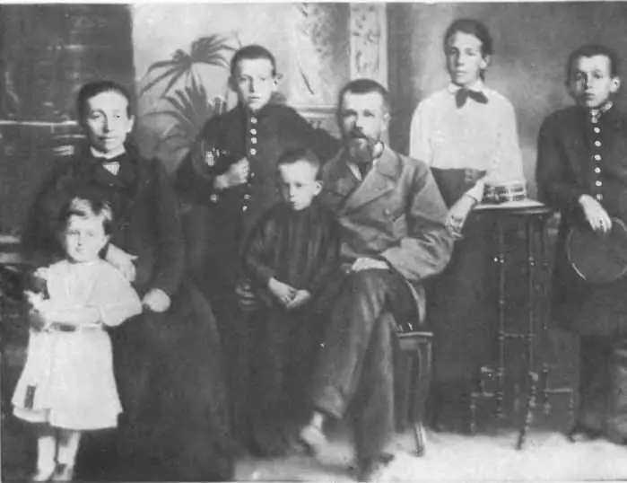 Семья ПодбельскихБелоцветовых Третий слева Вадим 1901 г Вадим - фото 12