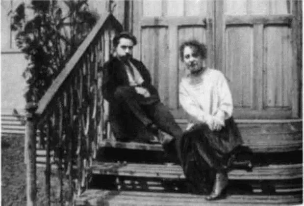 Жан и Маргерит Матисс на крыльце мастерской в ИссилеМулино Около 1916 г - фото 28