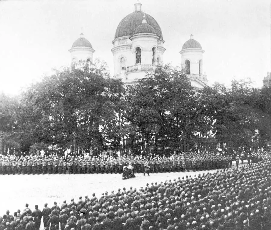 Молебен и парад перед полковым собором накануне выступления в поход 1 14 - фото 135
