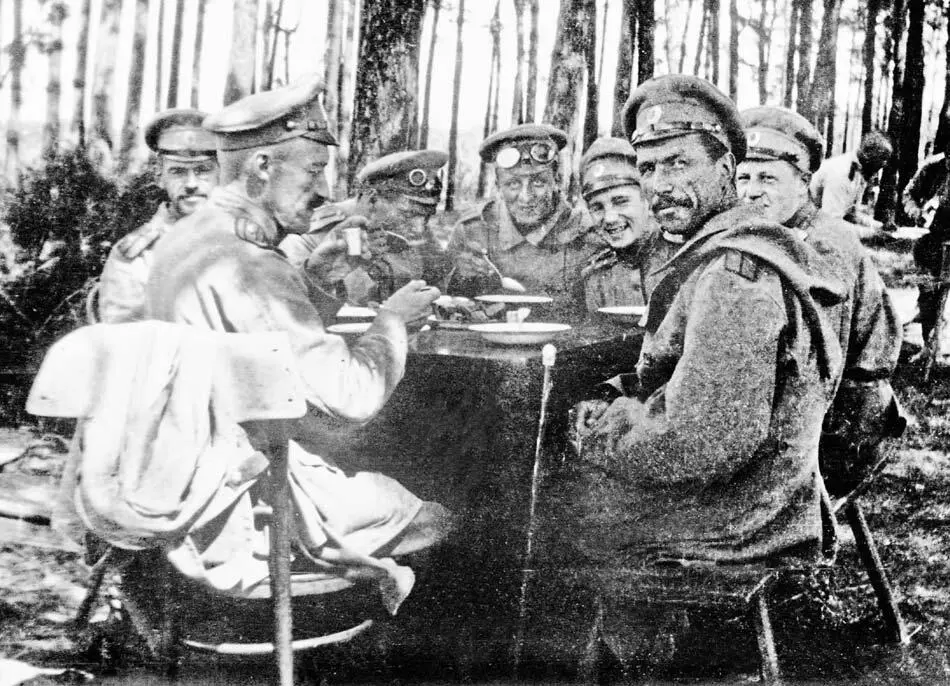 Слева направо поручик М Н Моллер 1 полковник граф К Н Литке неизвестный - фото 153