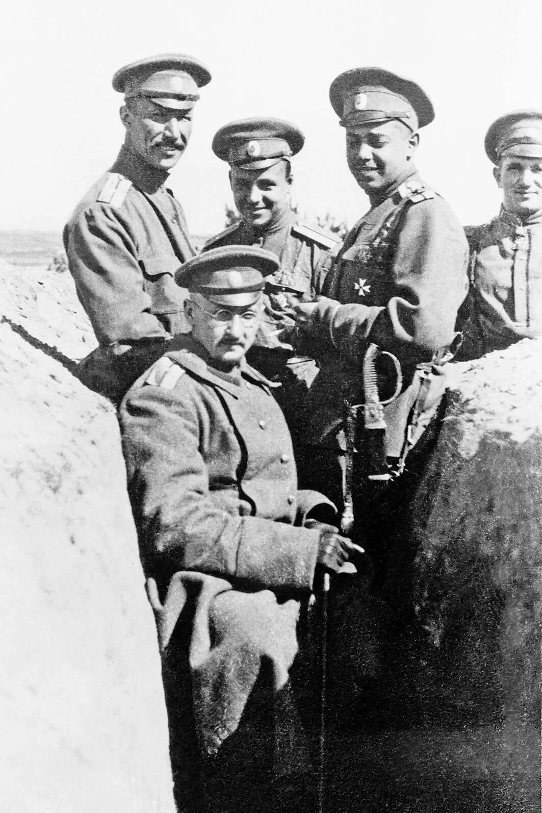 Офицеры полка Слева направо Ю И Холодовский 1 Г А Мещеринов 3 А Р - фото 159