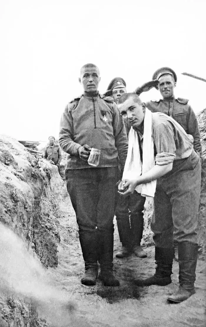 В окопах Полковник Игнатьев с большим трудом убедил начальство отменить ночной - фото 161