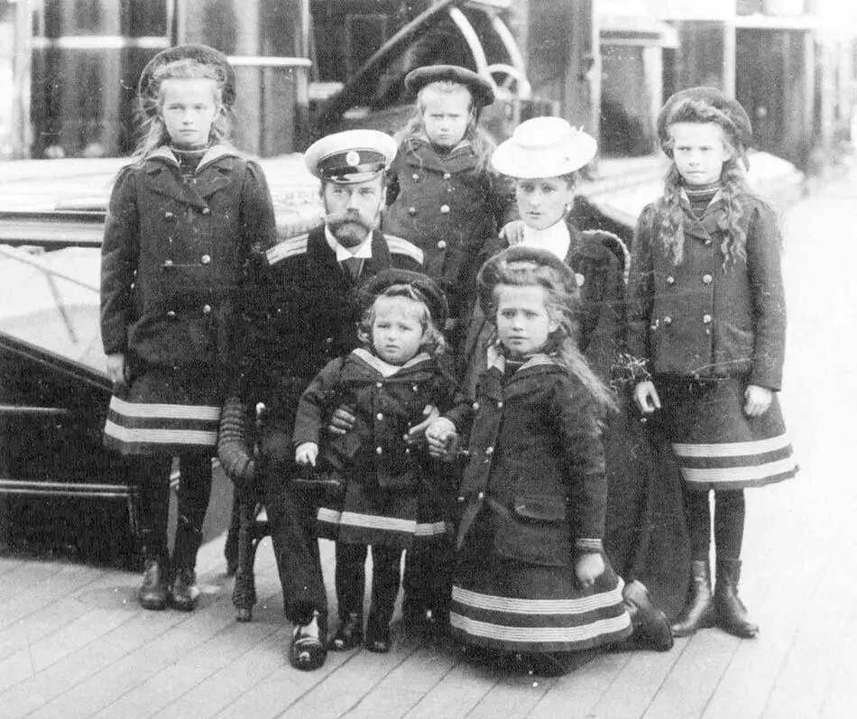 Государь и государыня с детьми Наследникцесаревич 1909 г из фондов РГАВМФ - фото 89