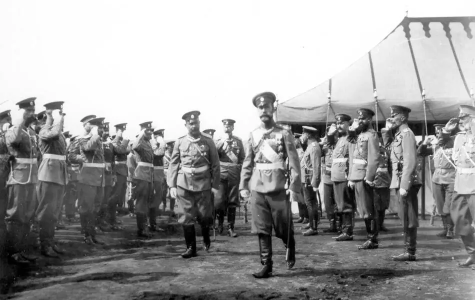 Военный смотр А П Кутепов третий слева из фондов РГАКФД В конце 1907 - фото 91