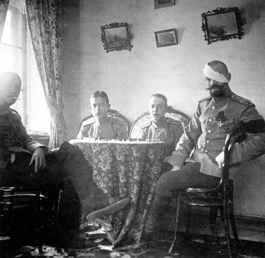 А П Кутепов крайний справа с сослуживцами Примечательно свидетельство о - фото 92