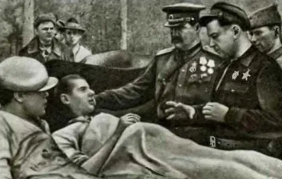 Командир соединения Герой Советского Союза А Ф Федоров и комиссар В Н - фото 4