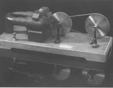 Репродукция первого электромагнитного генератора изобретенного Фарадеем - фото 10