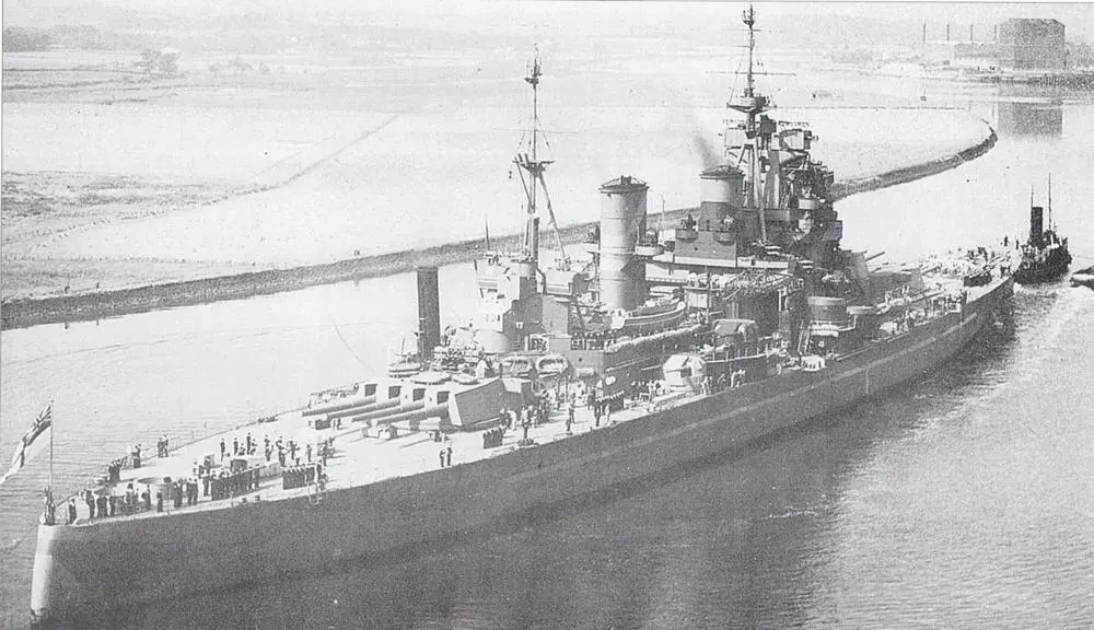 Линейный корабль Дьюк оф Йорк выходит с верфи 4 сентября 1940 года - фото 100