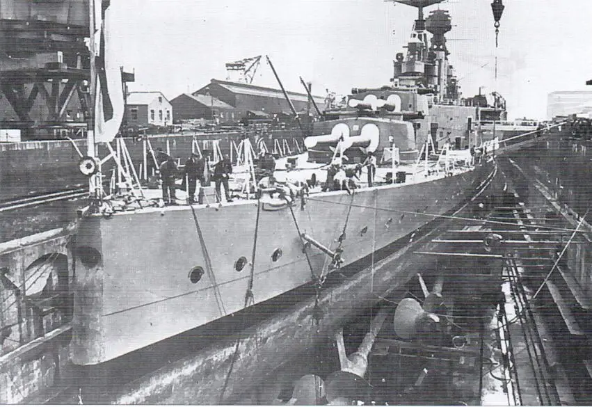 Линейный крейсер Худ в доке Носовые башни главного калибра Кормовые - фото 77