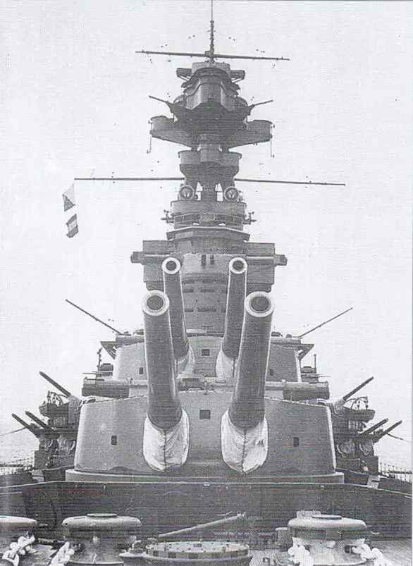 Носовые башни главного калибра Кормовые орудия Худа слева Ринаун - фото 78
