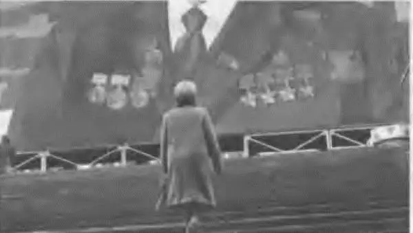 Рис 2 Портрет Брежнева на улице Красноярска весна 1982 г четвертую медаль - фото 2