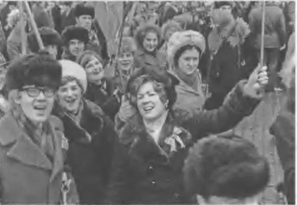 Рис 9 Демонстрация по случаю 60летия Октябрьской революции Москва Красная - фото 9