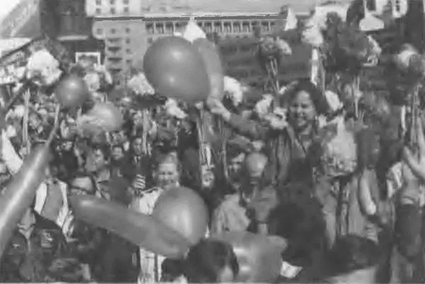 Рис 11 Первомайская демонстрация Москва Красная площадь 1987 г РИА - фото 11