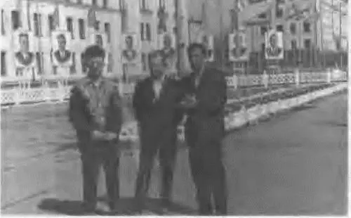 Рис 15 Стиляги из Хабаровска около здания Института инженеров - фото 15