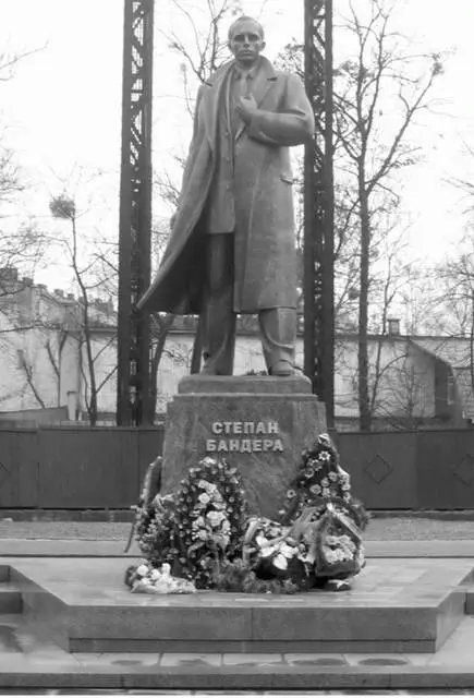 Памятник Степану Бандере во Львове В странах Балтии и Центральной Азии особо - фото 30