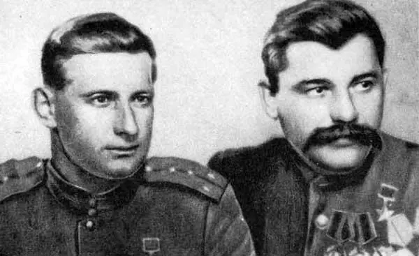 Герои Советского Союза Р А Кляйн и А Н Ленкин Командир 3го полка П Е - фото 19