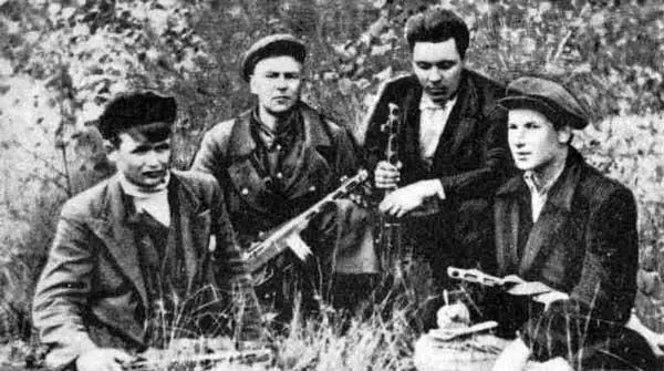 Члены бюро комсомольской организации дивизии слева направо В А Олейник А - фото 22