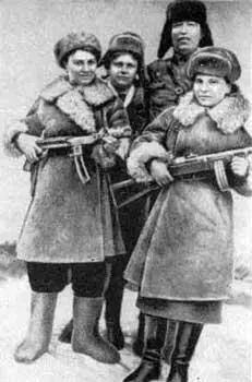 Слева направо радистка Клава Лычана Михайликова медсестра Шура Галушка - фото 30