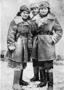Слева направо радистка Мария Погребенко Козьмина начальник штаба батальона - фото 31