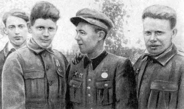 Разведчики A Г Лисицкий И В Маркиданов B В Зяблицкий В Е Демин - фото 36